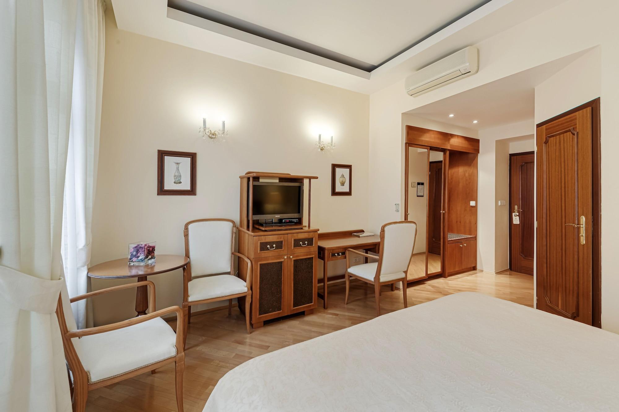 Louren Hotel Praha Bagian luar foto