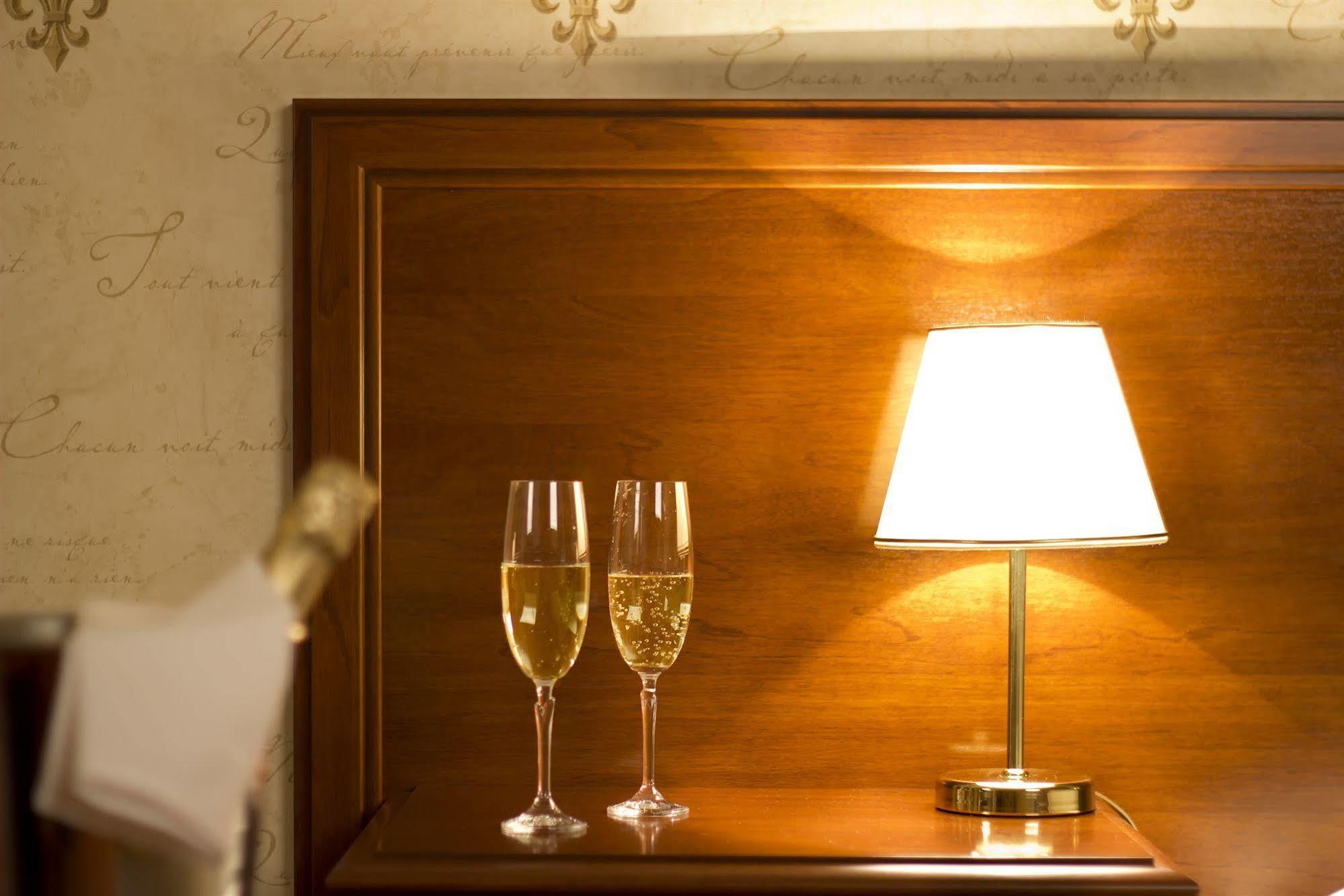 Louren Hotel Praha Bagian luar foto