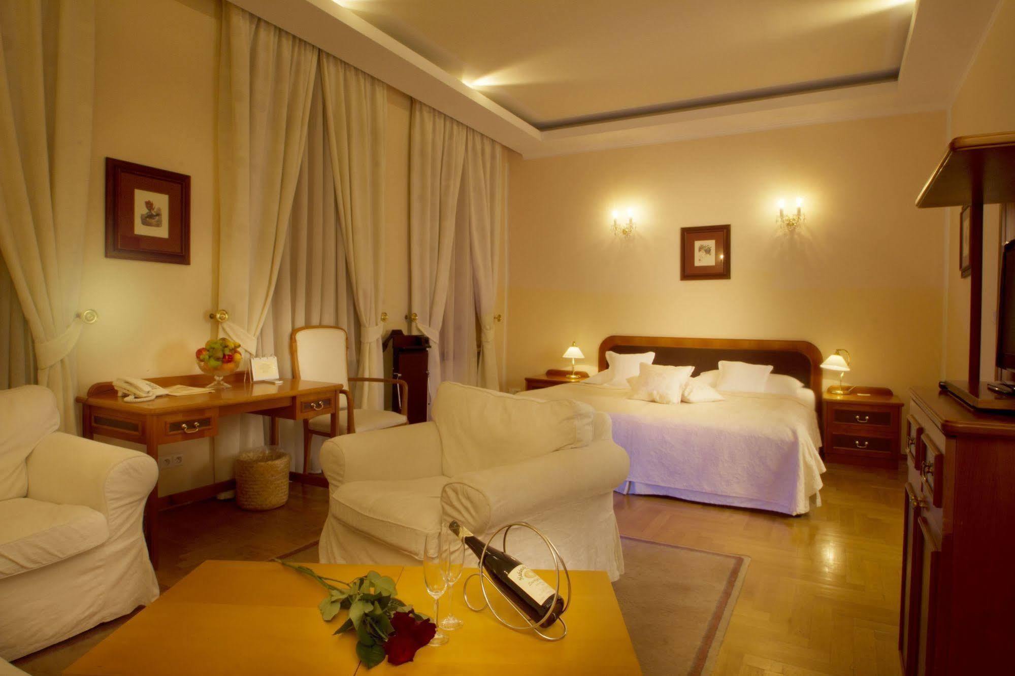 Louren Hotel Praha Bagian luar foto
