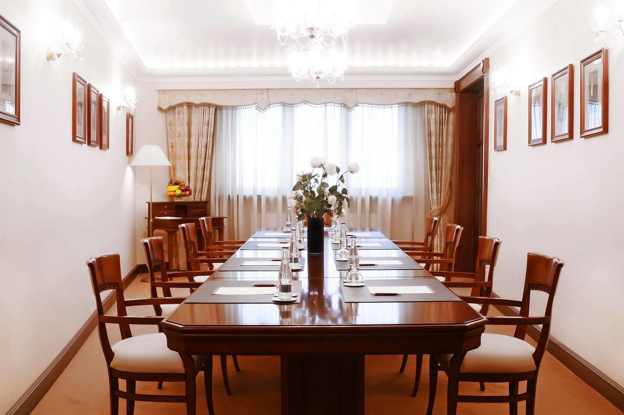 Louren Hotel Praha Bagian luar foto