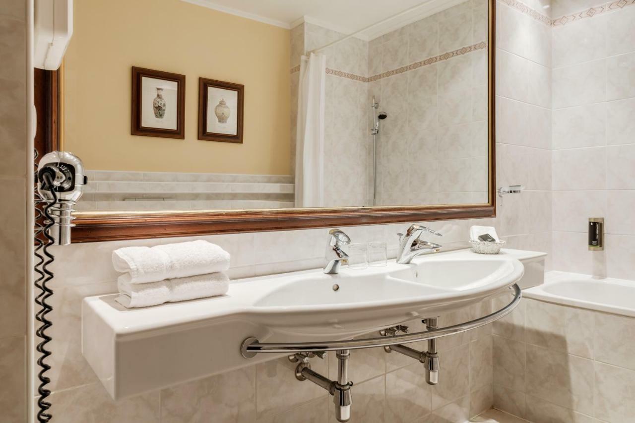Louren Hotel Praha Bagian luar foto