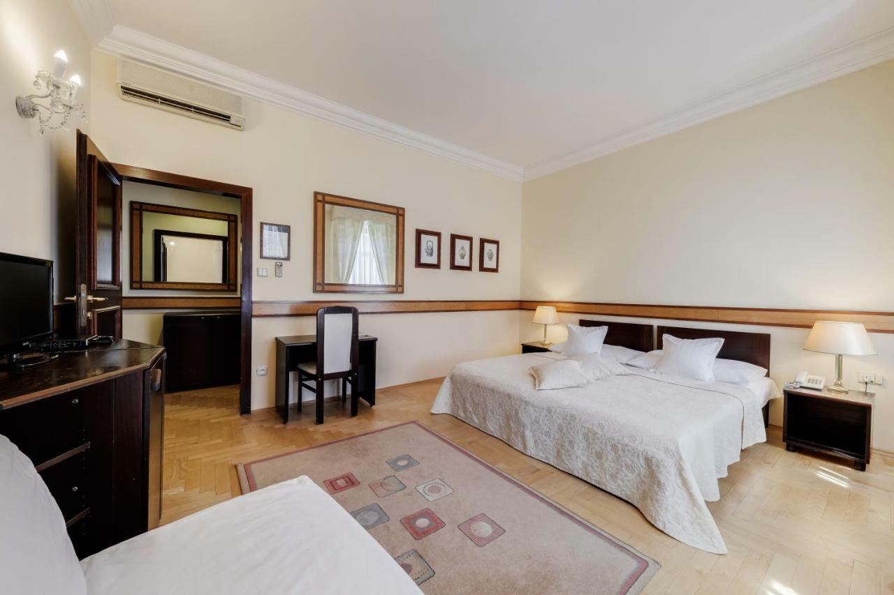 Louren Hotel Praha Bagian luar foto
