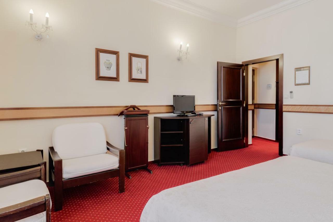 Louren Hotel Praha Bagian luar foto