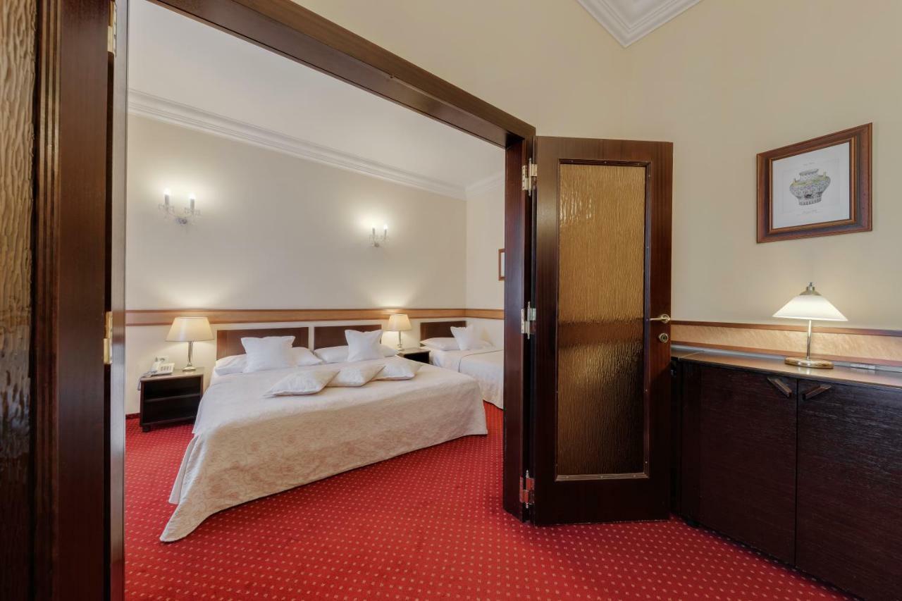Louren Hotel Praha Bagian luar foto
