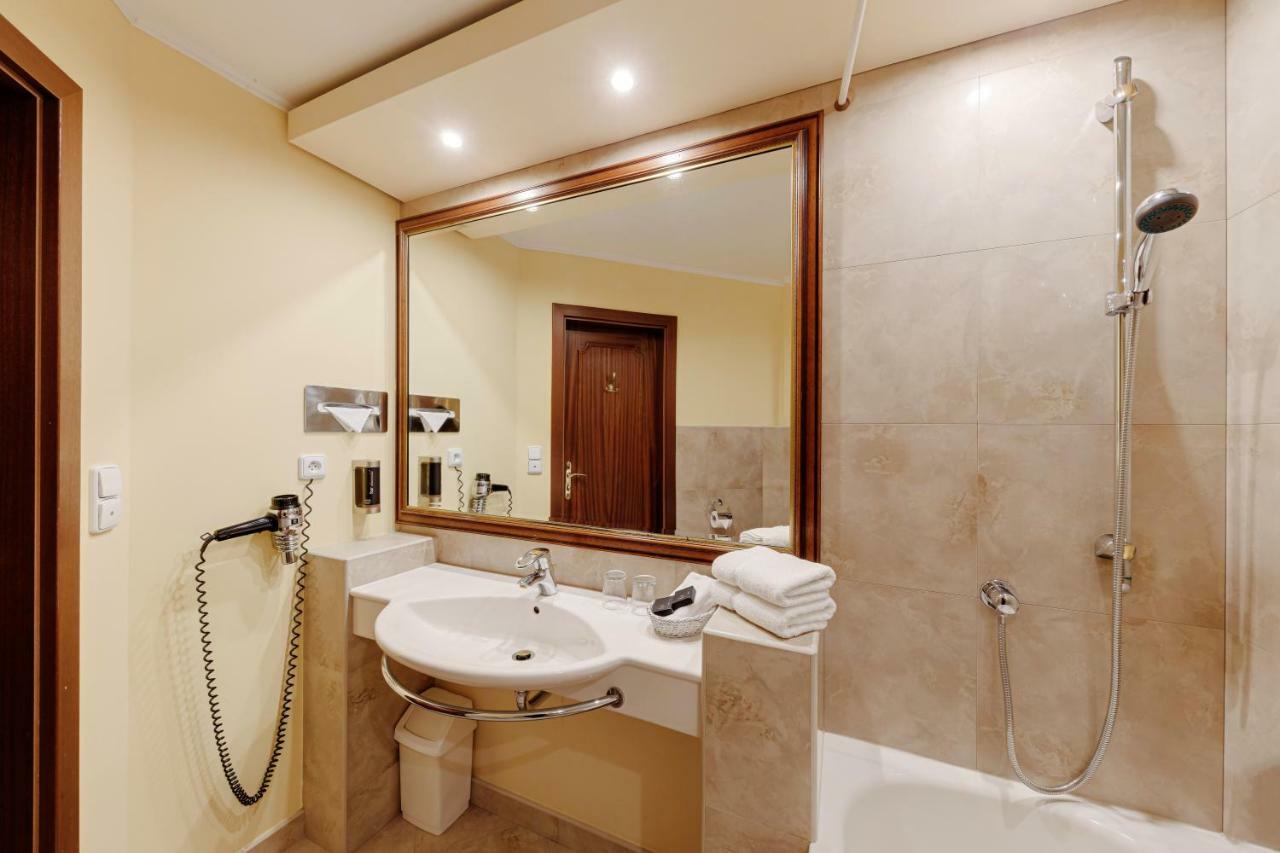 Louren Hotel Praha Bagian luar foto