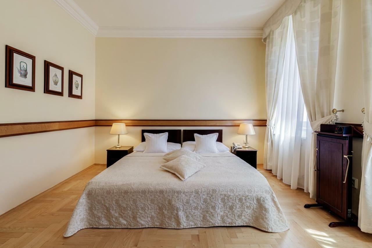 Louren Hotel Praha Bagian luar foto