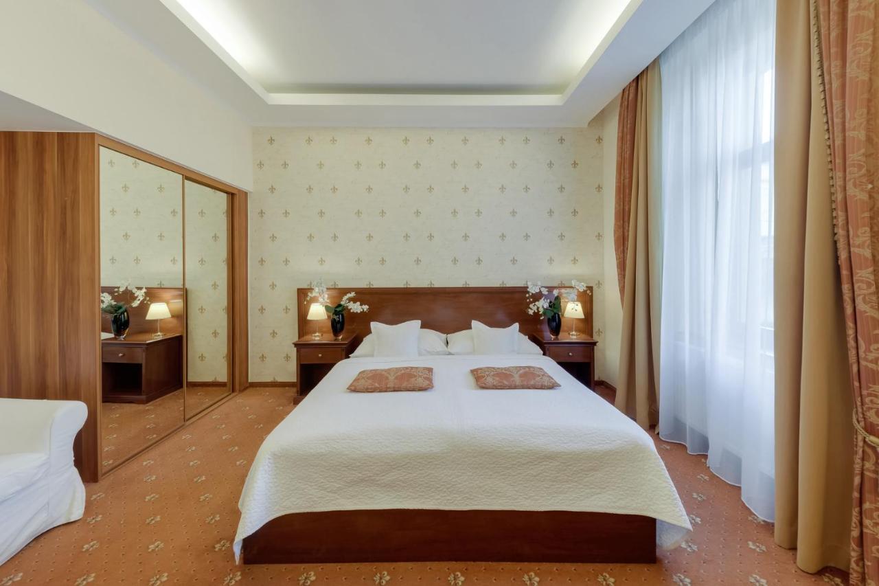 Louren Hotel Praha Bagian luar foto